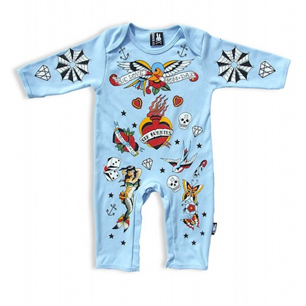 Grenouillère bébé bleue avec motifs tattoo old school comme sparrows, cœur sacré et étoiles nautiques.