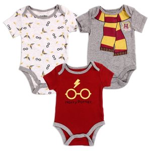 Lot de 3 bodies Harry Potter pour bébé avec designs Gryffondor, lunettes, et motifs magiques.