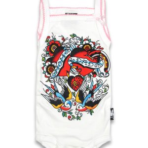 Body bébé fille "Mom & Dad Forever" blanc, design tattoo avec cœurs et fleurs, bordures rose et blanc.