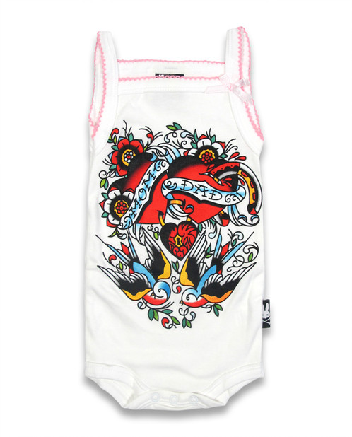 Body bébé fille "Mom & Dad Forever" blanc, design tattoo avec cœurs et fleurs, bordures rose et blanc.