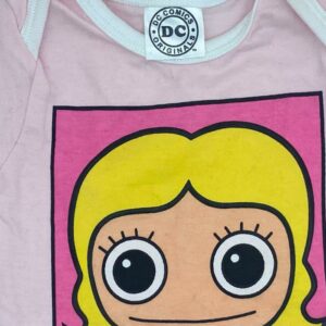 Détail des empiècements aux épaules du body Supergirl pour faciliter l’habillage.