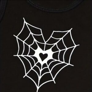 Gros plan sur l’imprimé cœur et toile d’araignée du crop top gothique.