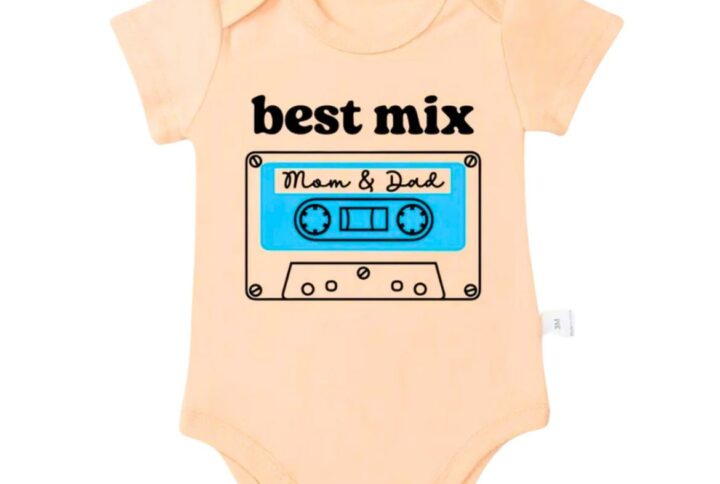 Body bébé avec motif mixtape rétro et texte "Meilleur mélange maman et papa", en coton biologique doux.
