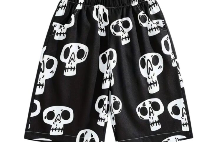 Short enfant à têtes de mort, taille élastique et longueur au-dessus du genou, idéal pour la plage ou le quotidien.
