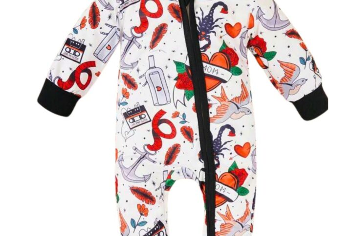 Pyjama bébé tattoo avec imprimés d’ancre et message en bouteille, manches longues et fermeture éclair, confortable et pratique.