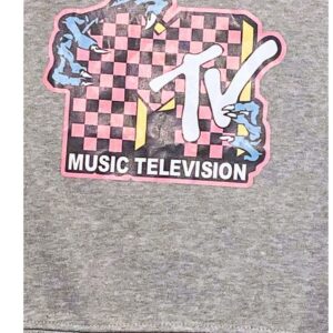 Gros plan sur le logo MTV du sweat, rappelant l’époque des clips et de la musique culte.