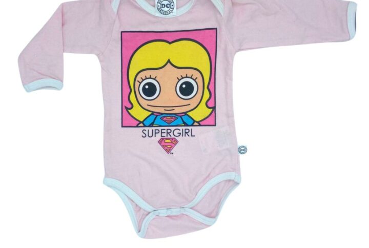 Body bébé DC Comics Supergirl rose pale avec visuel cartoon girly et inscription "Supergirl".