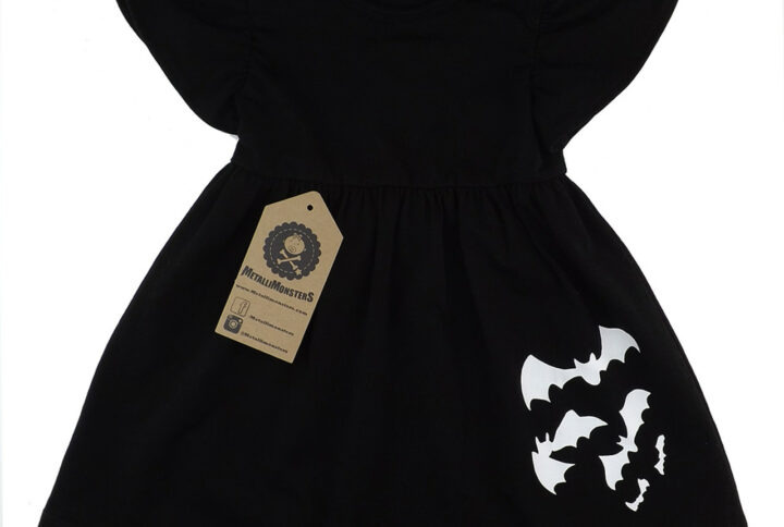 Robe Little bat pour enfant avec imprimé chauves-souris, manches courtes et boutons-pression à l’épaule.