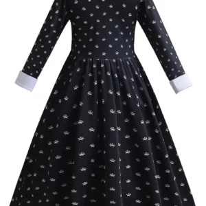 Vue de dos de la robe Wednesday Addams avec coupe fluide et détails élégants.
