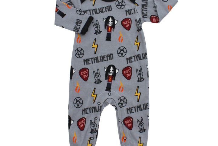 Pyjama bébé "Metalhead" noir avec imprimé rock, boutons-pression et encolure enveloppante.