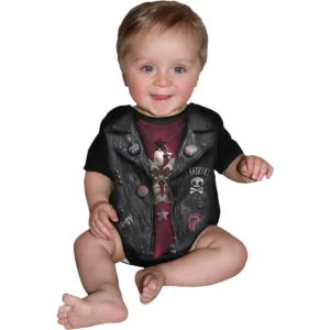 Un bébé portant un body biker en coton doux, imprimé gilet en cuir avec badges et écussons, signé Spiral Direct.