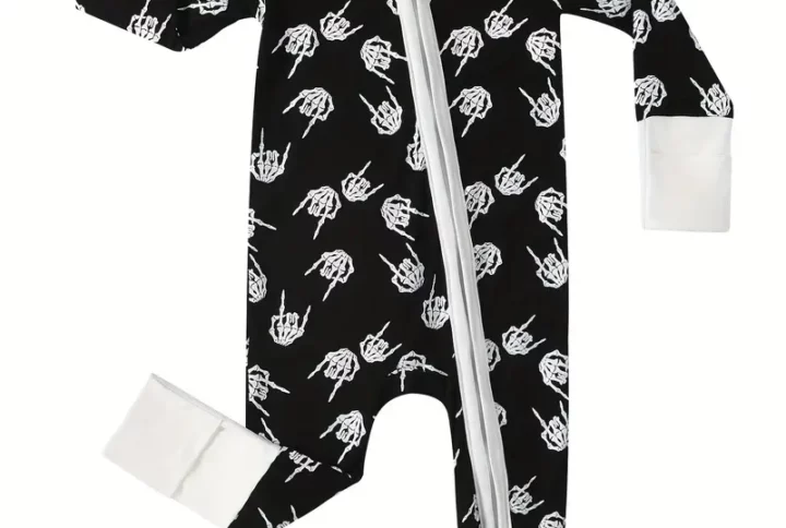 Pyjama bébé Skeleton vu de face, design squelette et fibre de bambou doux.
