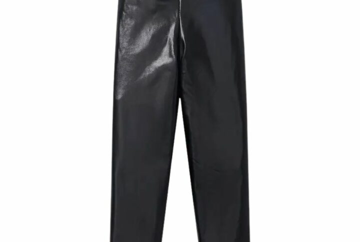 Leggings enfants en similicuir noir ajustés, coupe près du corps et stretch pour un confort optimal.