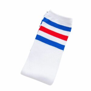 Gros plan sur les rayures des chaussettes hautes enfant blanches, mettant en évidence le contraste et la finition soignée.