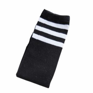 Chaussettes hautes enfant noires pliées, prêtes à être portées ou rangées.