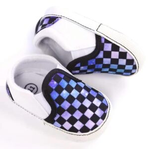 Chaussures bébé avec motif damier multicolore vues du dessus, mettant en valeur les détails colorés.