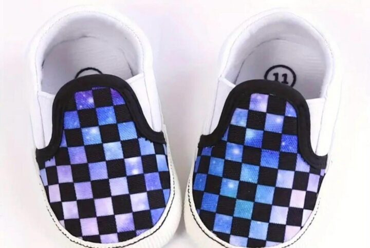 Chaussures bébé avec motif damier multicolore vues de face.