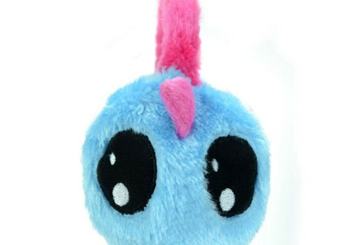 Détail des têtes de monstres en peluche bleue sur les Cache-Oreilles Monster Muffs Bleu.