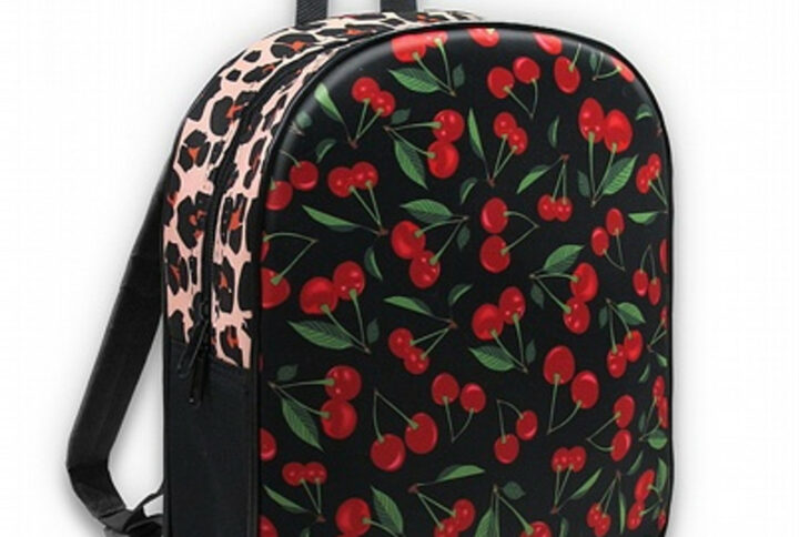 Image du sac à dos Kid Leo Cherries vu de face, mettant en avant son motif cerises sur fond noir.