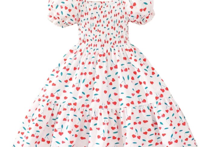 Robe fille blanche avec imprimé cerises et cœurs, manches bouffantes et taille haute.