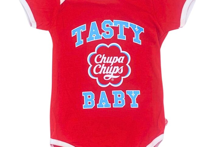 Body Chupa Chups rouge avec logo vintage et inscription "Tasty Baby".