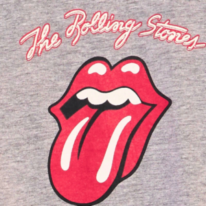 Détail du logo Rolling Stones sur le pyjama bébé.