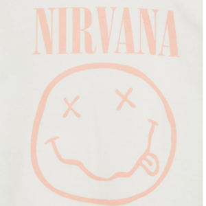 Détail du logo smiley Nirvana sur le t-shirt enfant.