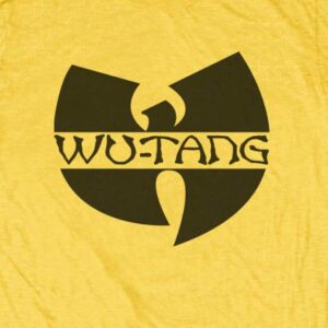 Détail visuel logo noir Wu-Tang sur t-shirt jaune