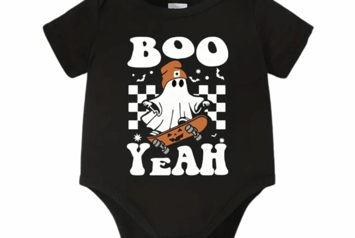 body bébé noir avec fantôme skateur et slogan Halloween Boo Yeah
