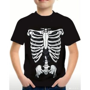 Enfant portant le t‑shirt squelette