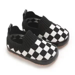 Chaussures bébé à carreaux noir et blanc vue de face