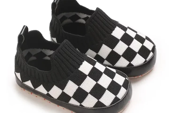 Chaussures bébé à carreaux noir et blanc vue de face