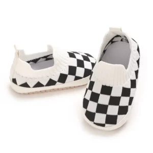 Chaussures bébé à carreaux noir et blanc présentées en angle trois-quarts