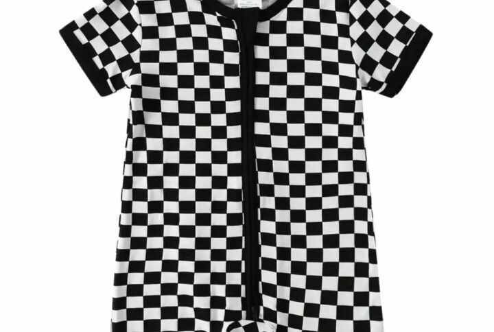 Vue de face de la combishort bébé à carreaux noirs style emo