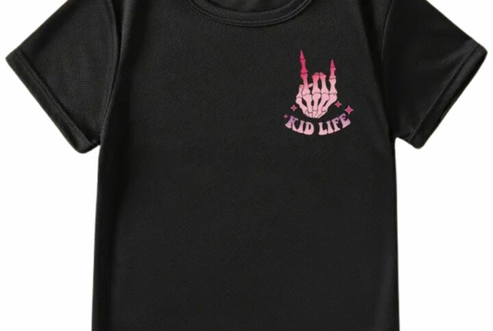 T-shirt noir pour enfant avec petit imprimé squelette rose “Kid Life” côté cœur
