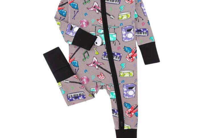Pyjama bébé rock vue de face avec motifs guitare et batterie