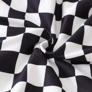 Zoom motif damier noir et blanc du top bébé