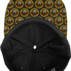 Détail de la visière plate de la casquette snapback noire Guns N’ Roses avec surpiqûres contrastées